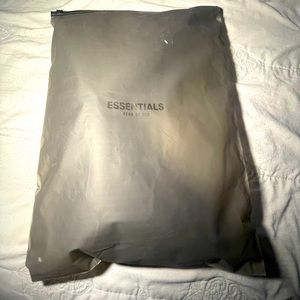 Fear of God Essentials Arch Logo
Mock Neck T-shirt [Black]